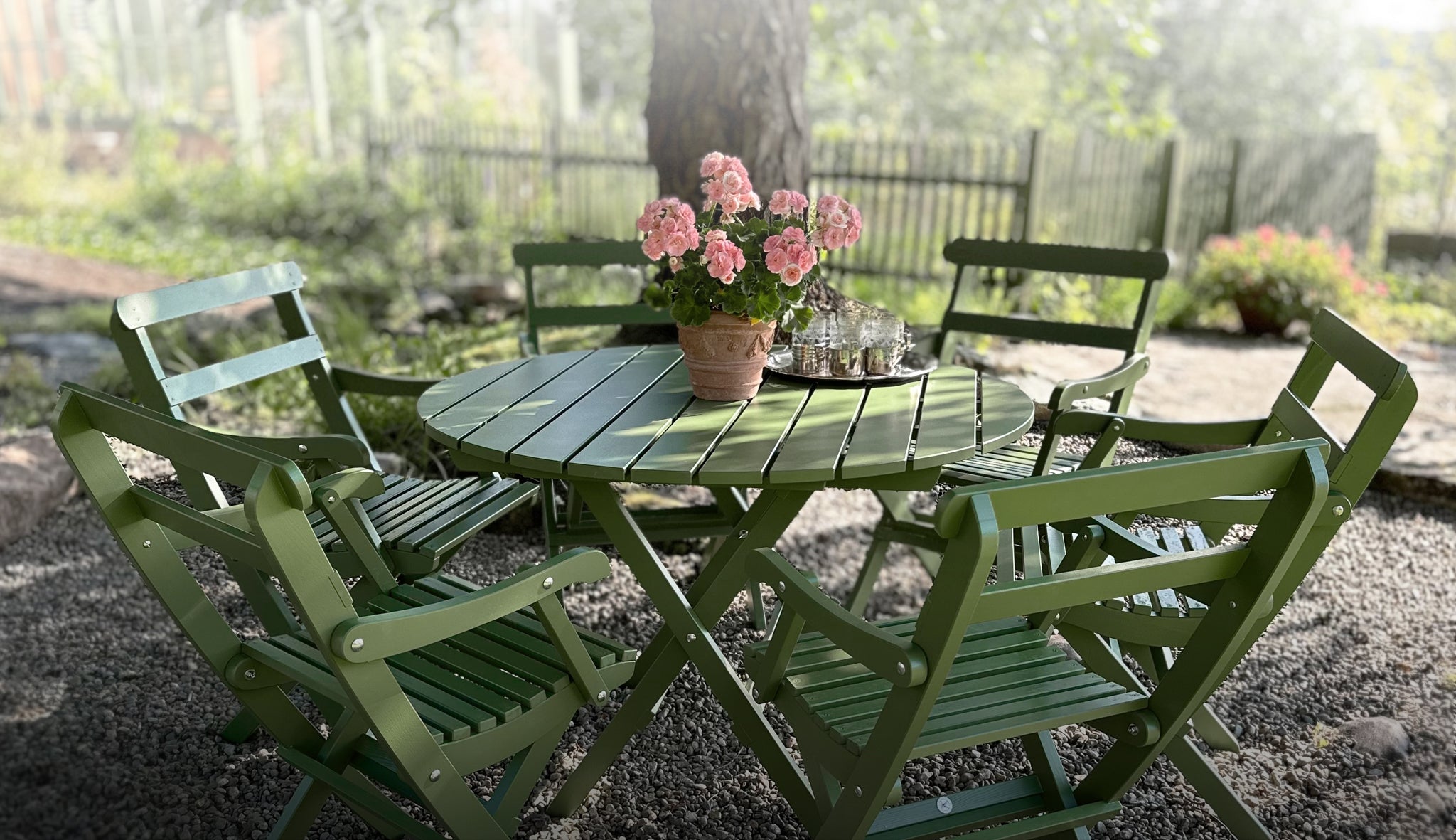Gröna utemöbler i Toscana - karmstolar med runt bord