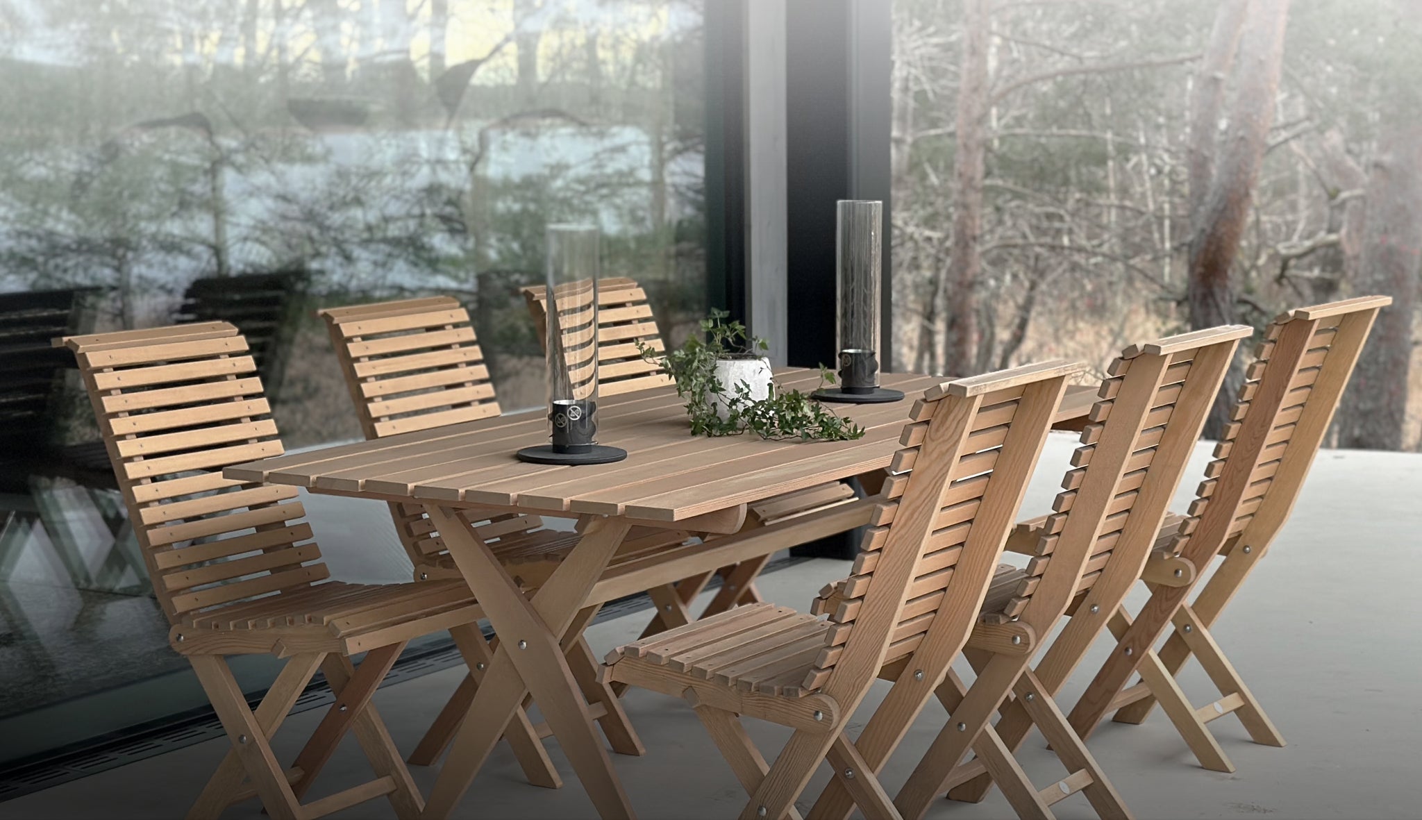 Modernit puiset puutarhakalusteet – kokoontaitettava ruokapöytä ja tuolit