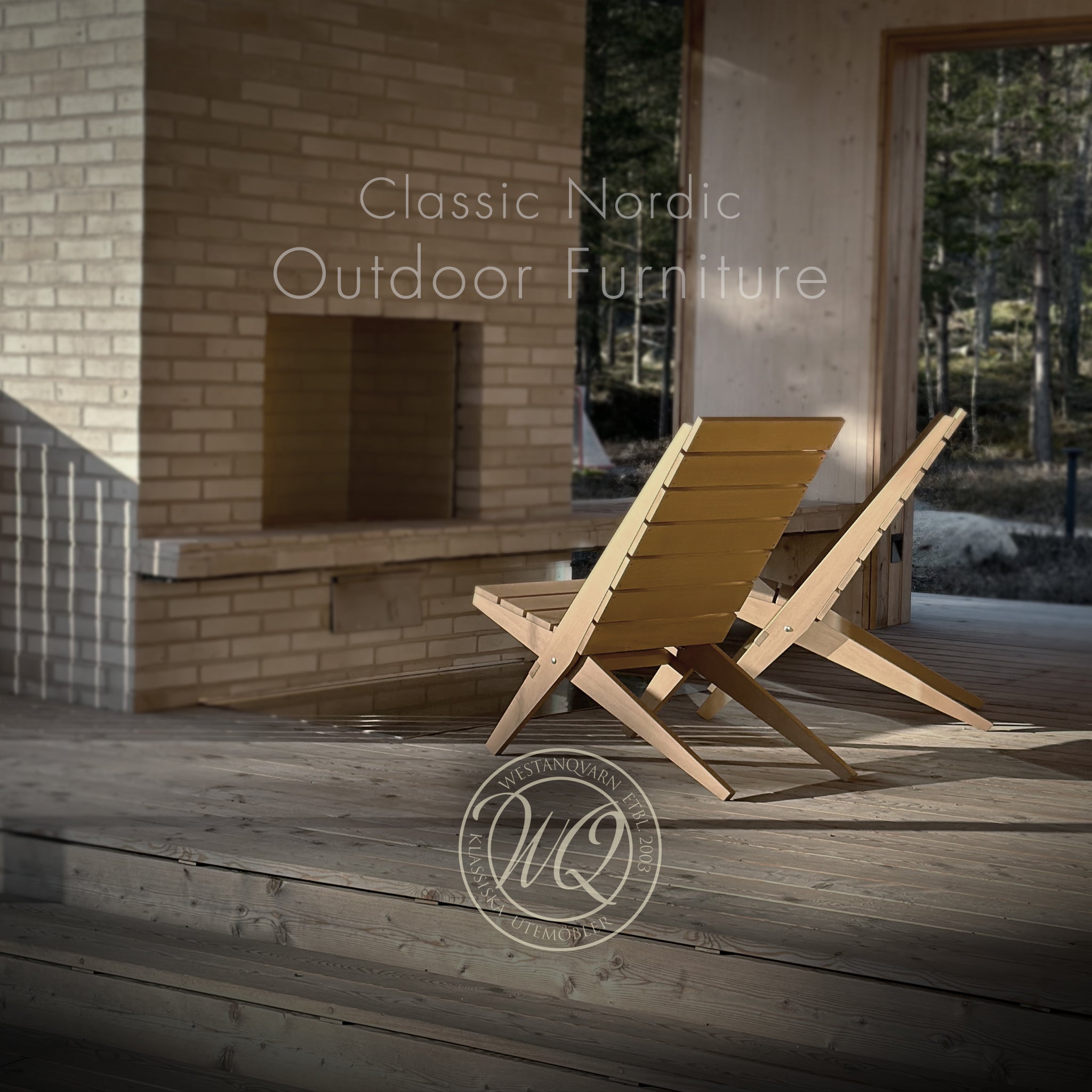 Skandinaaviset puiset lepotuolit – kokoontaitettavat ulkotuolit puisella terassilla tiilitakan vieressä, suunniteltu rentoutumiseen.