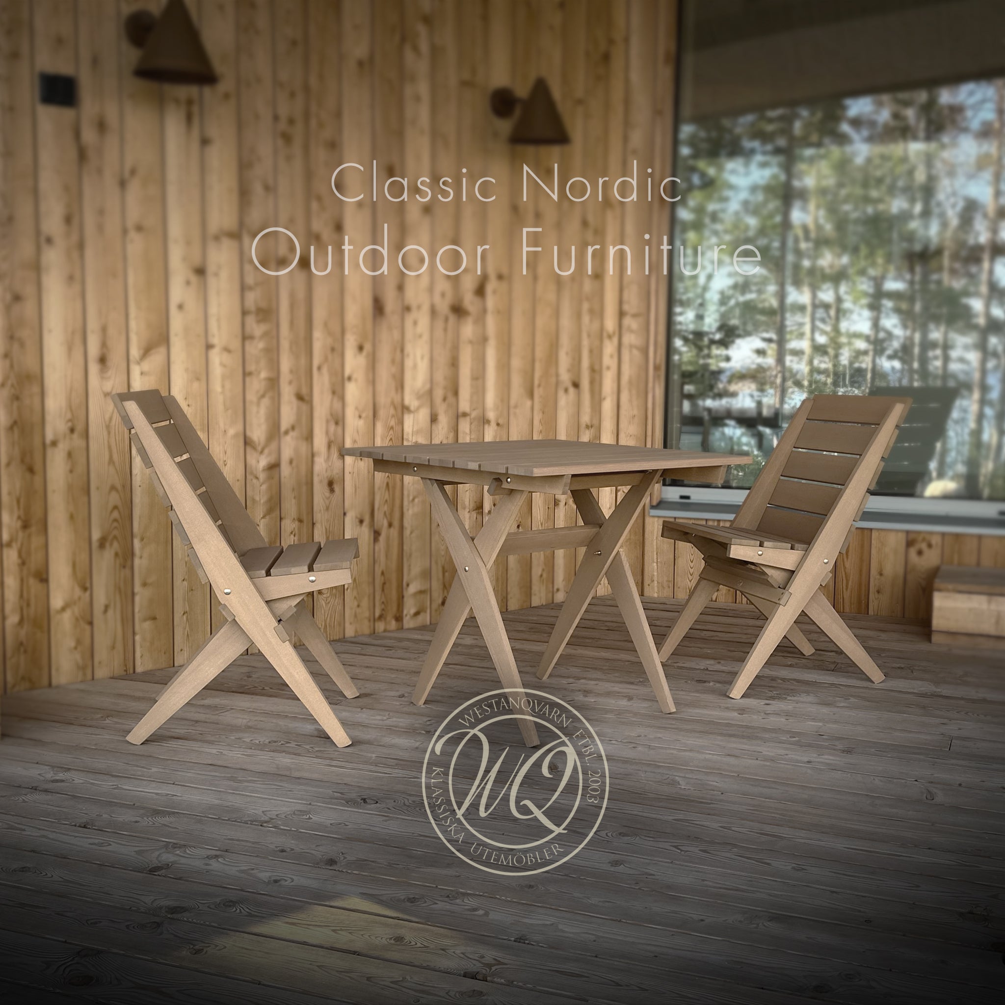 Klassiset pohjoismaiset puiset ulkokalusteet – kokoontaitettava pöytä ja kaksi ruokatuolia, sijoitettu puiselle terassille skandinaaviseen mökkimiljööseen