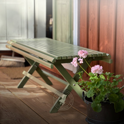 Vacker Sundborn bänk tillverkad av trä och målad med linoljefärg